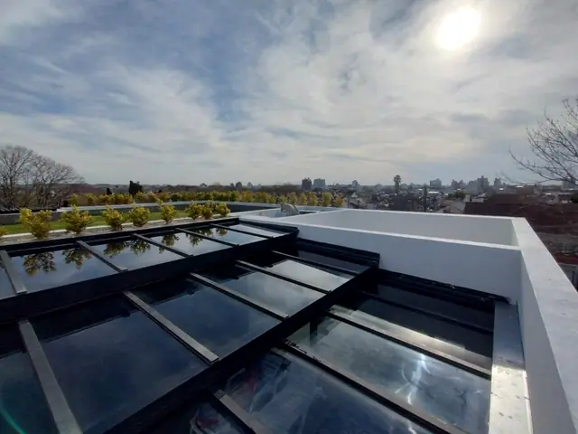 Claraboya en una terraza con la ciudad de fondo