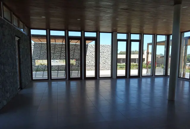 Salón amplio rodeado de ventanales