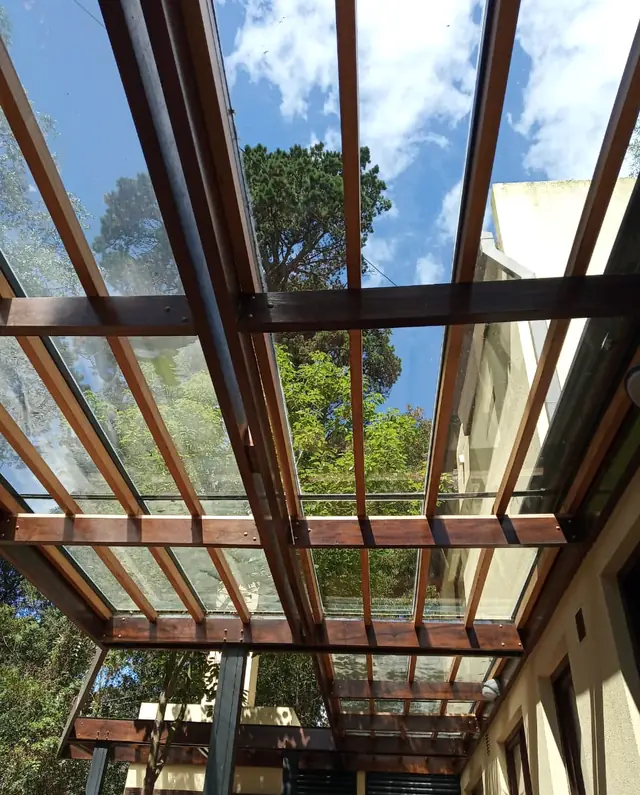 Pérgola de madera con techo de vidrio